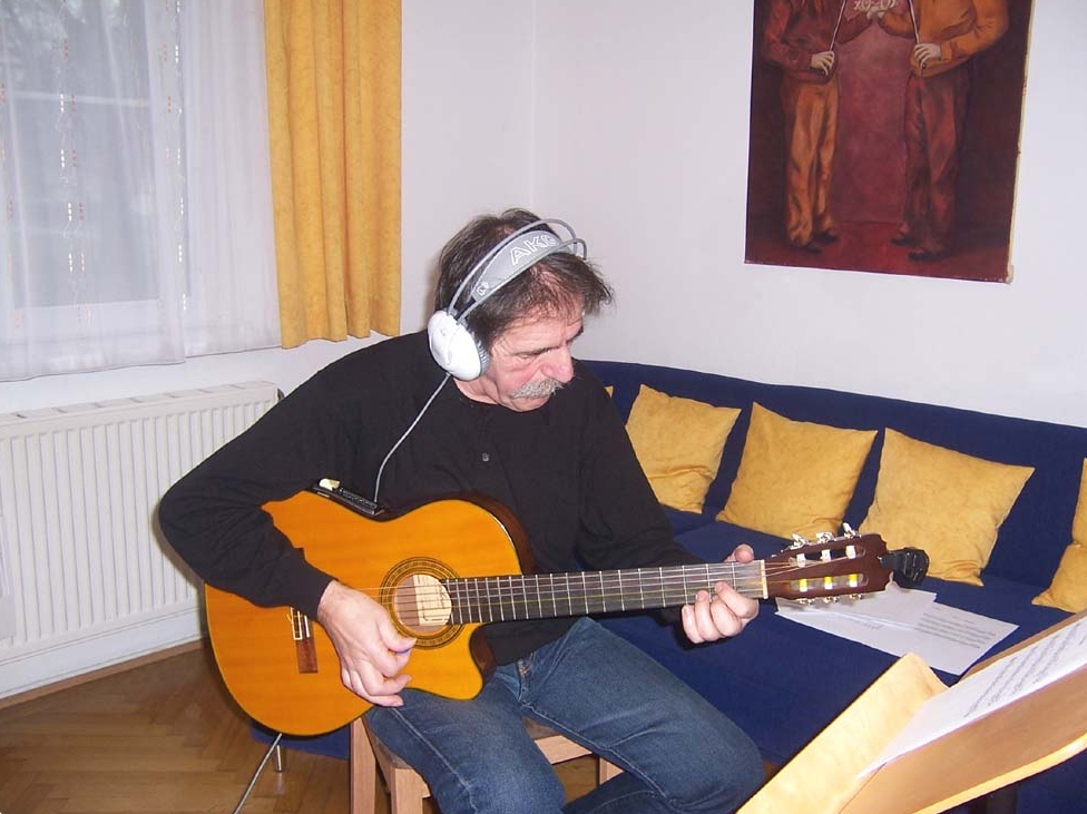 Gitarre-Begleitungen für irische- und barocke Stücke hat unser <b>Gitarrist Tonci</b> - hier bei einer Aufnahme in unserem Musikzimmer - für dich aufgenommen.
