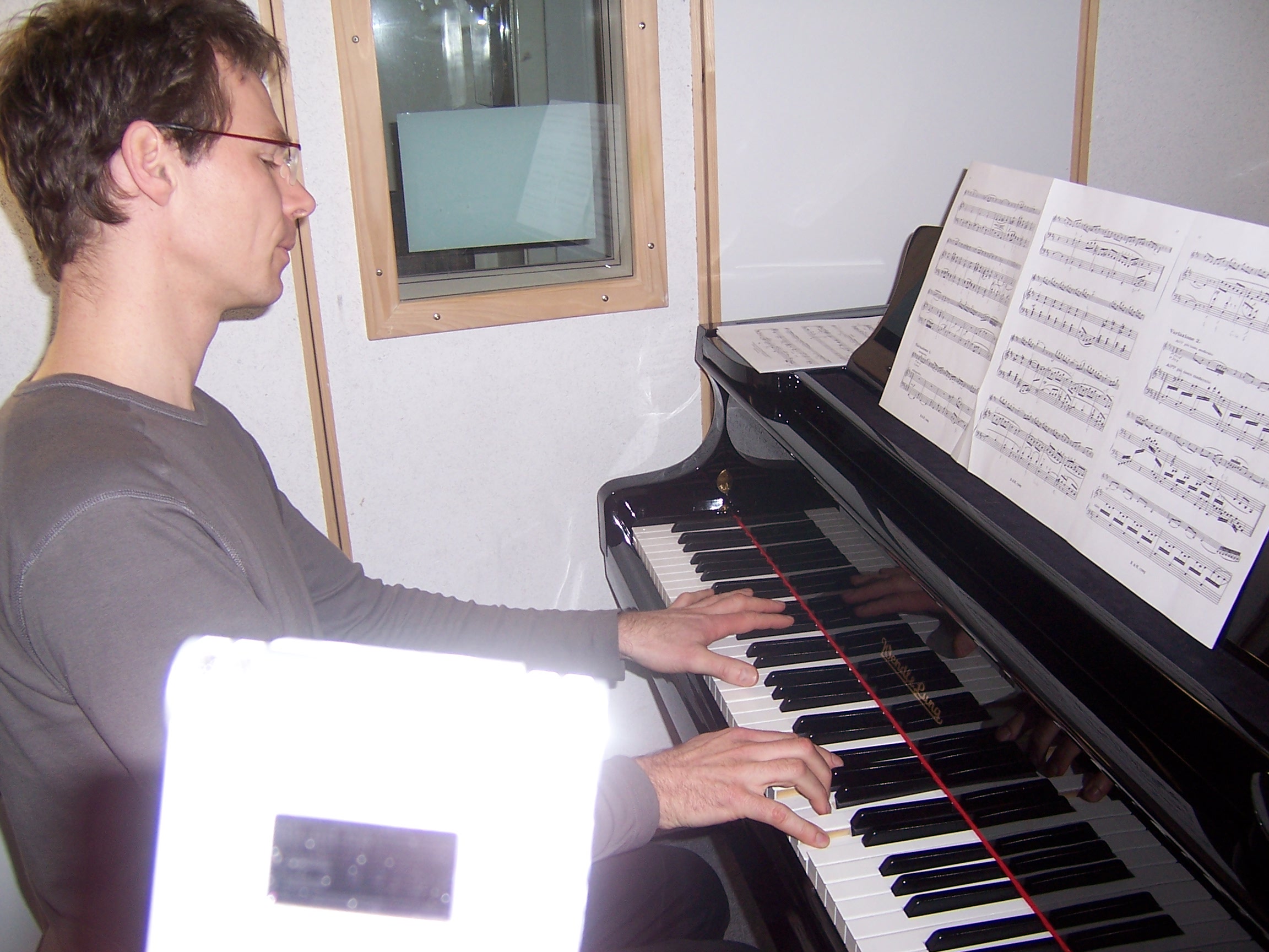 Viele Begleitungen hat unser <b>Konzertpianist Bernhard</b> - hier mit Aufnahmegerät im Vordergrund - eigens für unsere ÜbeApp aufgenommen.<br><br><br>